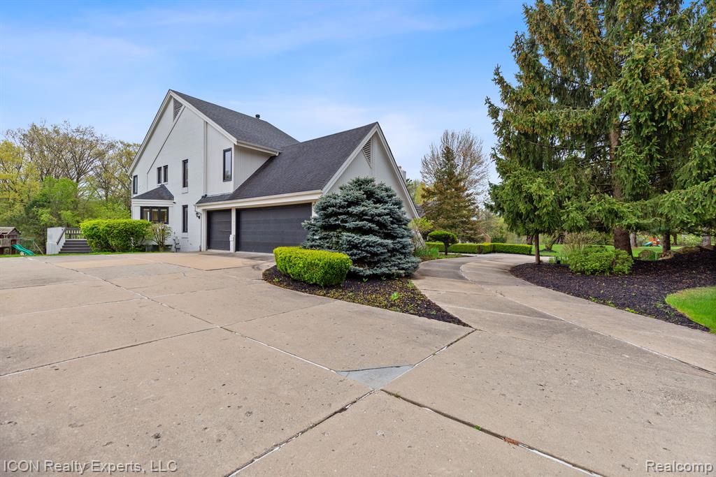 5215 DEER RUN Circle, Orchard Lake Village, MI 48323 — Photo 66
