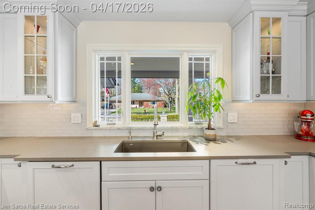 47 Roslyn Road, Grosse Pointe Shores, MI 48236 — Photo 14