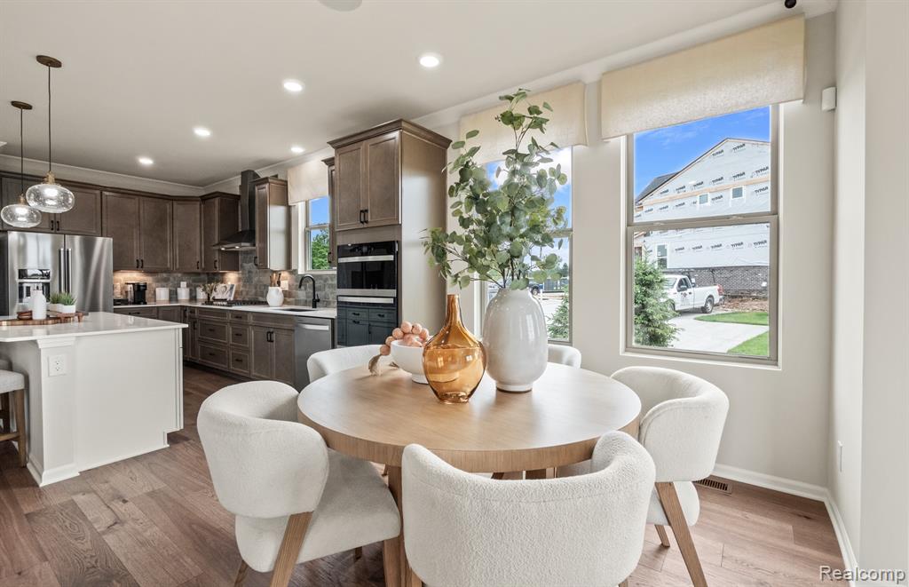 Cafe and Eat in Kitchen