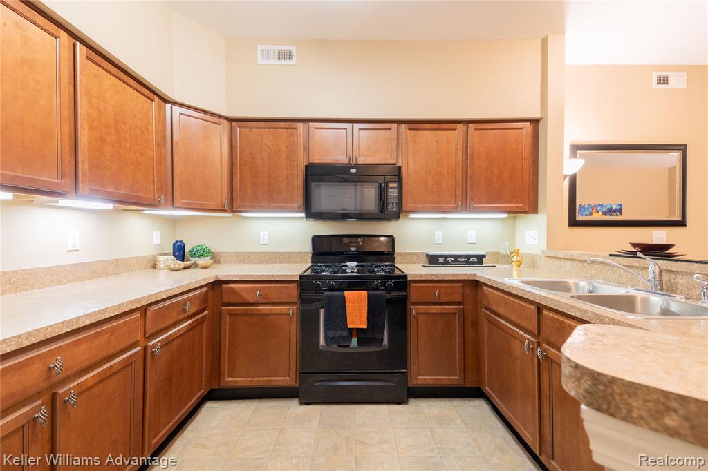 921 E Summerfield Glen Circle, Ann Arbor, MI 48103 — Photo 5