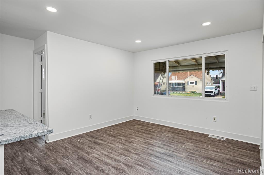 975 E Barrett Avenue, Madison Heights, MI 48071 — Photo 6