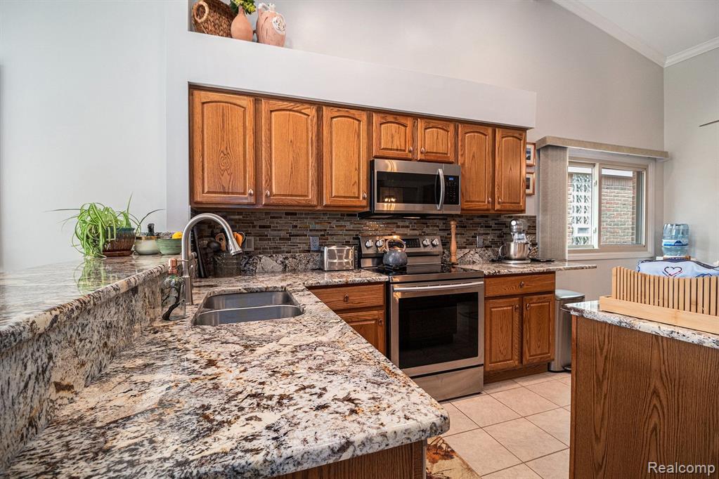 404 WALNUT Drive, 34, South Lyon, MI 48178 — Photo 13