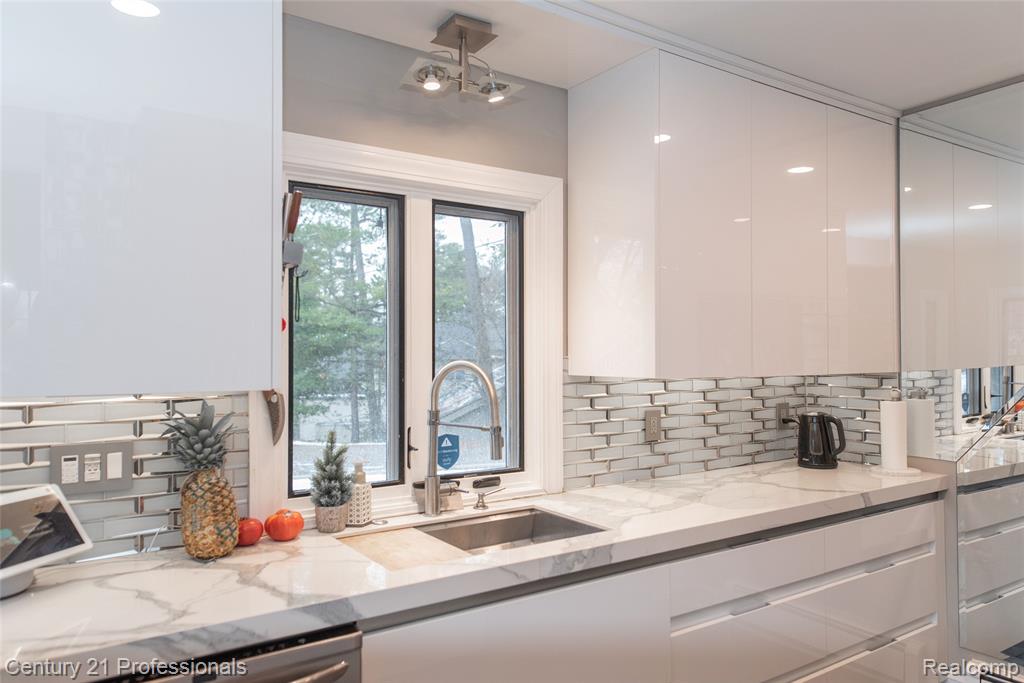910 W Pine Tree Road W, Lake Orion, MI 48362 — Photo 5
