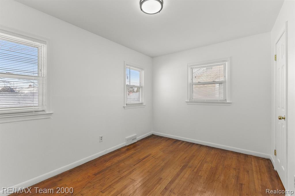 5876 KINMORE Street, Dearborn Heights, MI 48127 — Photo 20