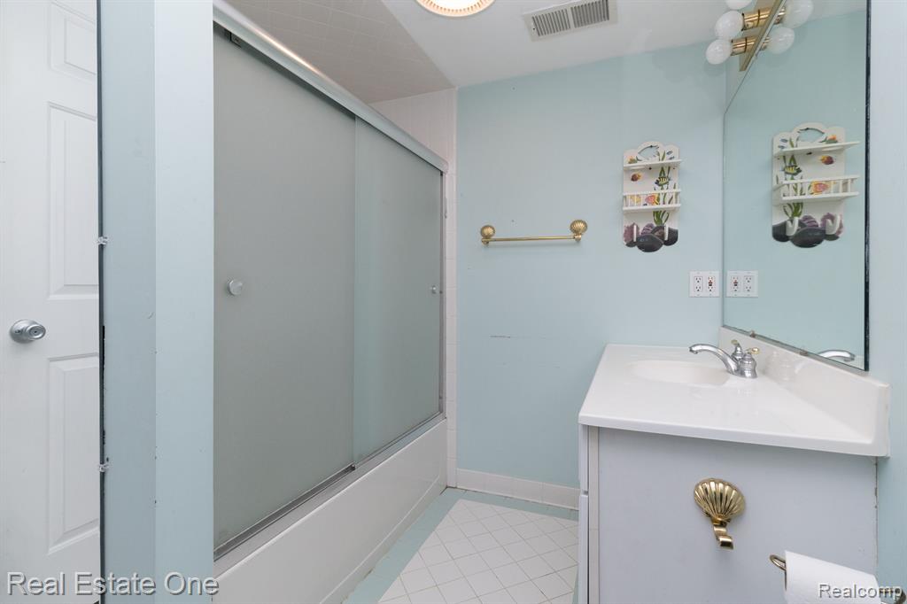 678 SUMMIT RIDGE Drive, Milford, MI 48381 — Photo 23