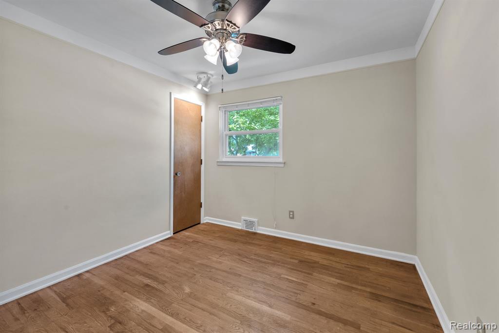 26637 Clairview Drive, Dearborn Heights, MI 48127 — Photo 29