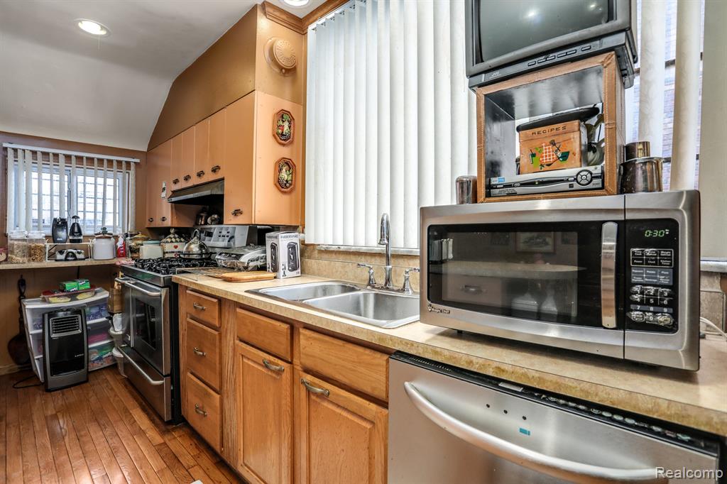 8691 E OUTER Drive, Detroit, MI 48213 — Photo 18