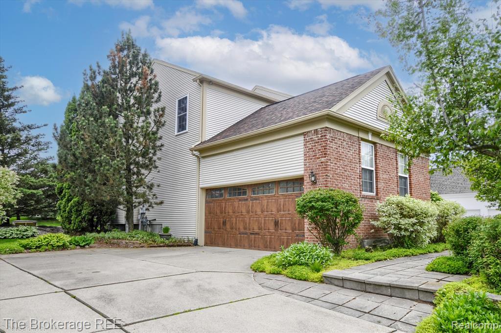 4449 Brighton Drive, Grand Blanc, MI 48439 — Photo 4