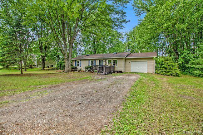 8696 Sargent Road, Fowlerville, MI 48836 — Photo 2