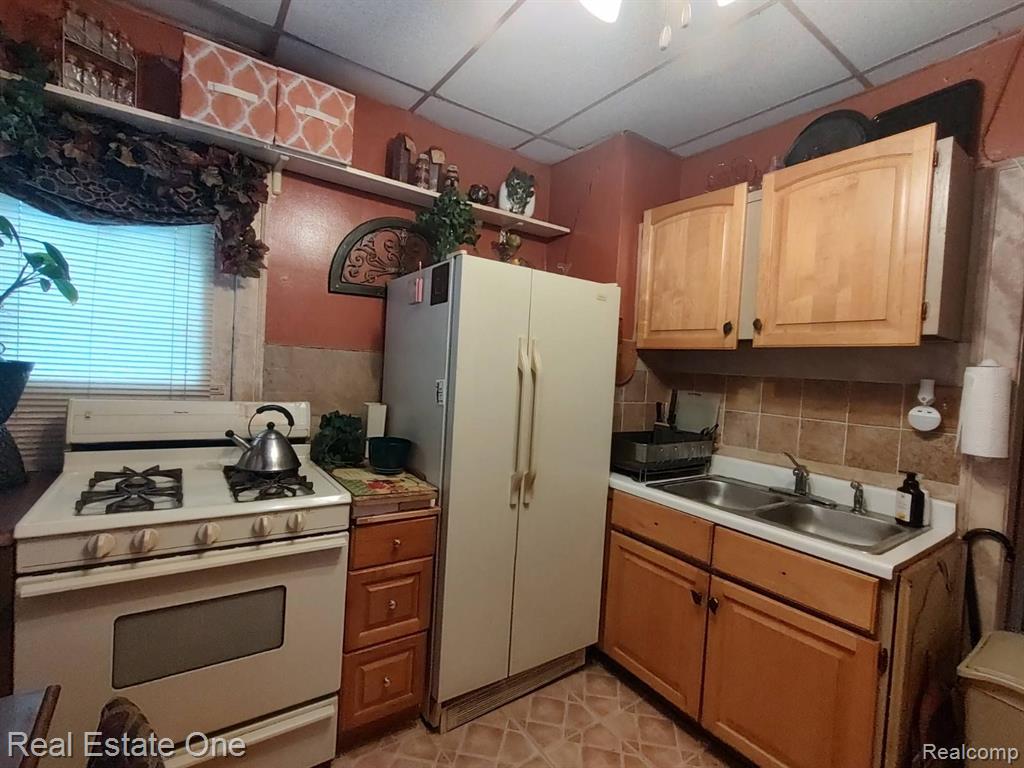 8040 WHITCOMB Street, Detroit, MI 48228 — Photo 11