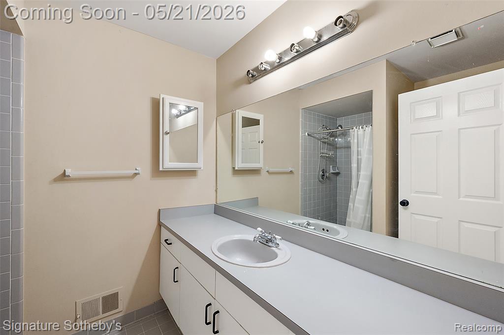 42280 Locklin Drive, Sterling Heights, MI 48314 — Photo 23