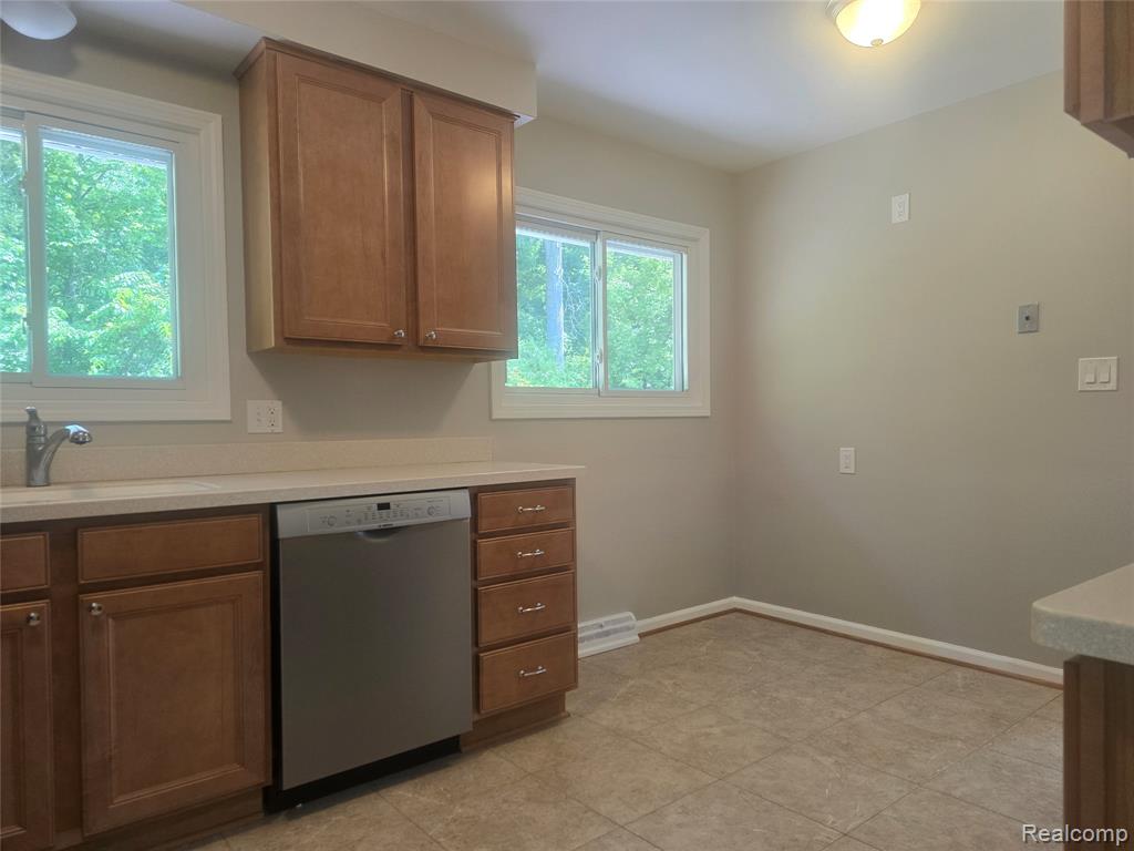 7621 N Wildwood Street, Westland, MI — Photo 12