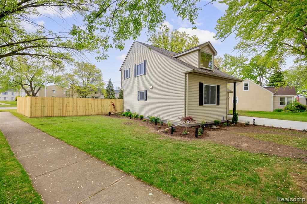 20505 Ridgemont Road, Harper Woods, MI 48225 — Photo 35