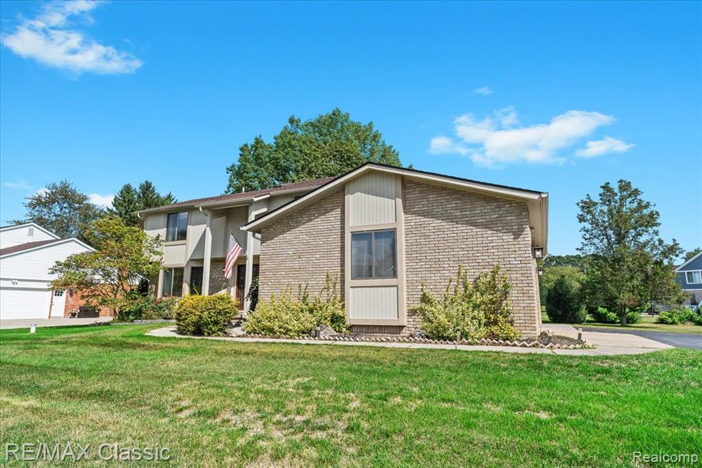 4432 Ravinewood Drive, Commerce Twp, MI 48382 — Photo 3