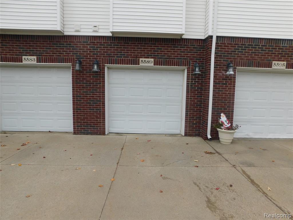 5589 Twin Oaks Drive, Sterling Heights, MI 48314 — Photo 29