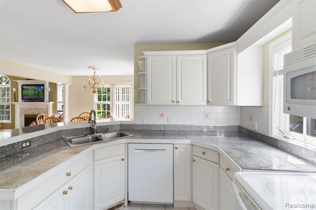 5218 HIGHPOINT Drive, Swartz Creek, MI 48473 — Photo 10