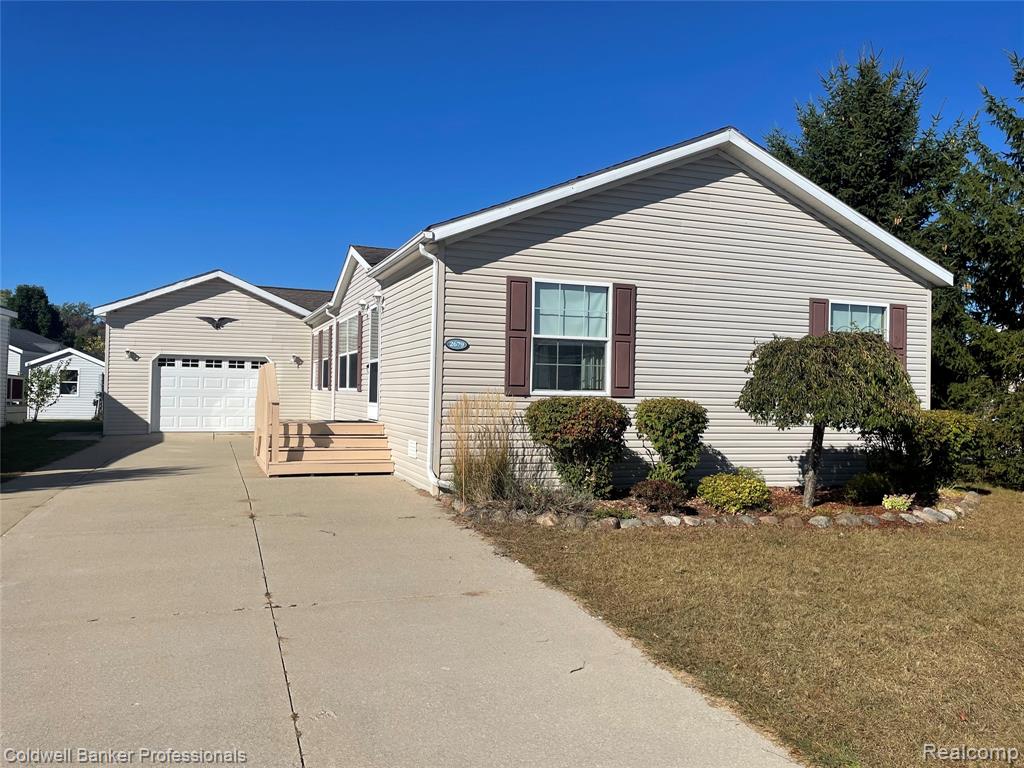 2679 Manatee Court, Lapeer, MI 48446 — front exterior