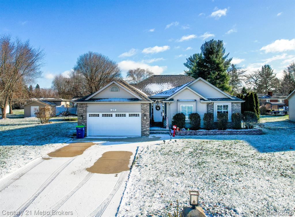 12141 COUNTRY RUN Drive, Birch Run, MI 48415 — Photo 2
