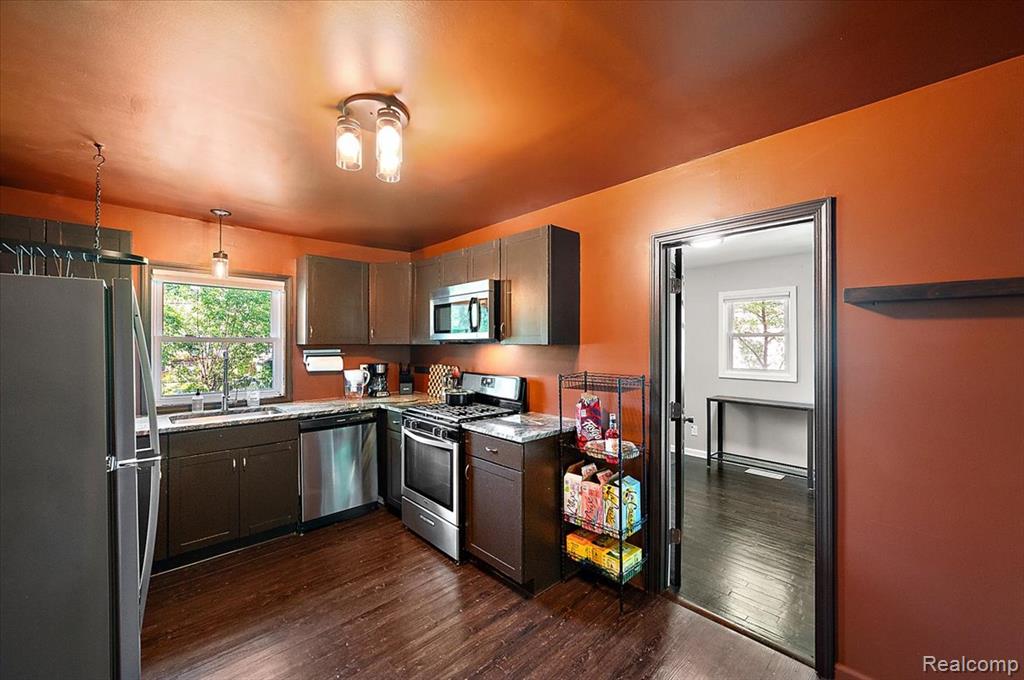 136 W Elza Avenue, Hazel Park, MI 48030 — Photo 10