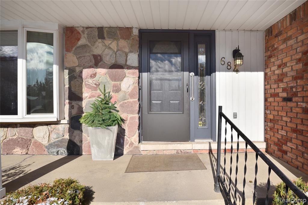 684 Wilshire Drive, Bloomfield Hills, MI 48302 — Photo 2