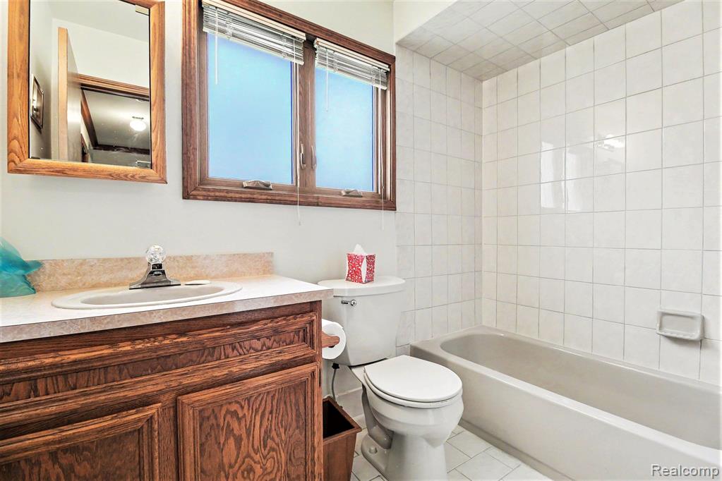 421 Drexelgate Parkway, Rochester Hills, MI 48307 — Photo 19