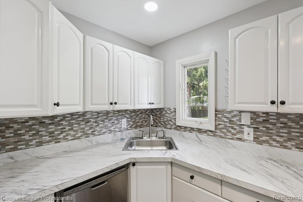 6314 Woodsdale Drive, Grand Blanc, MI 48439 — Photo 17