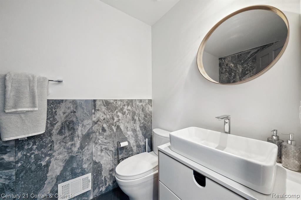 29345 E CHANTICLEER Drive, Southfield, MI 48034 — Photo 20