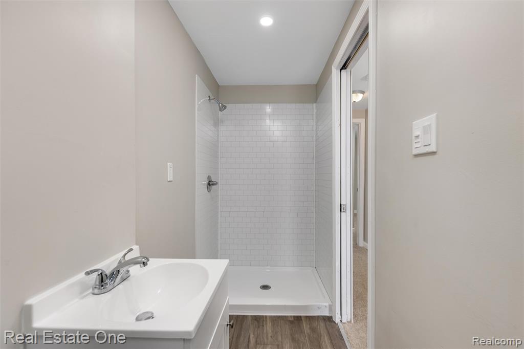 19196 Berden Street, Grosse Pointe, MI 48236 — Photo 21