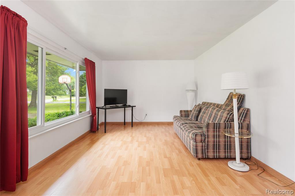 4327 Lancashire, Milford, MI 48380 — Photo 6