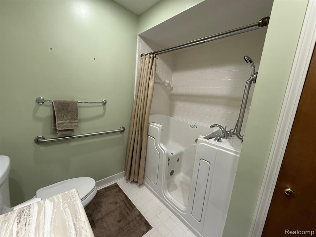 774 COUNTRY CLUB Drive, Saint Clair Shores, MI 48082 — Photo 12