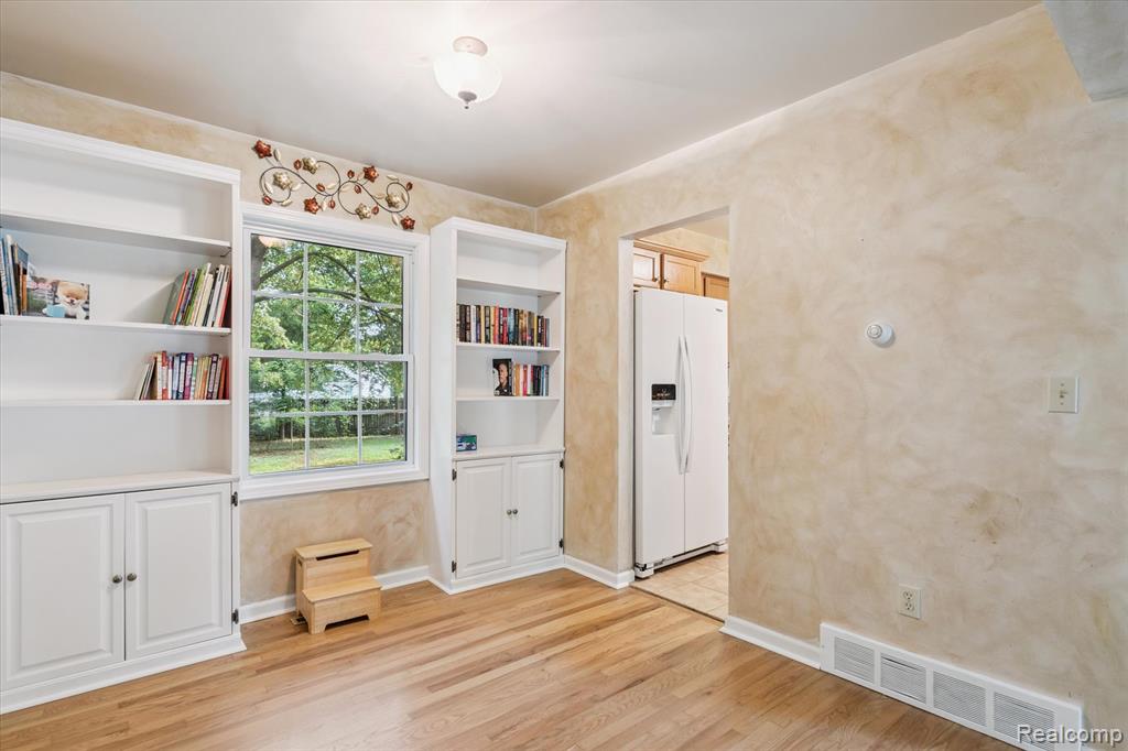 5374 Apple Hill Court, Flushing, MI 48433 — Photo 9