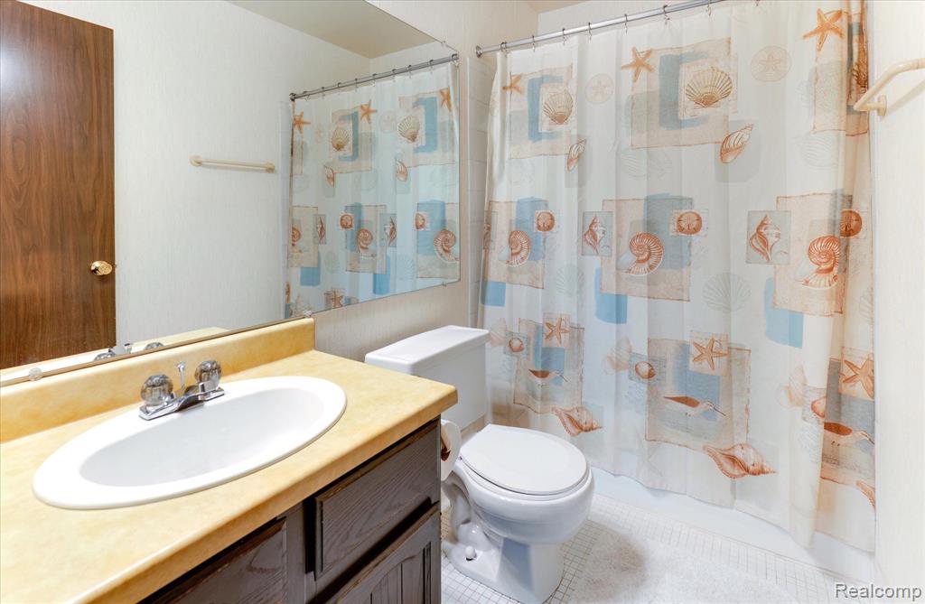 2702 ROUNDTREE Drive, Troy, MI 48083 — Photo 19
