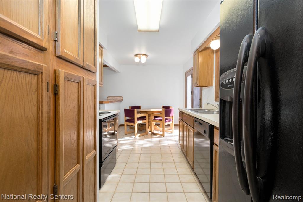 405 Pineview Court, Saint Clair Shores, MI 48081 — Photo 22