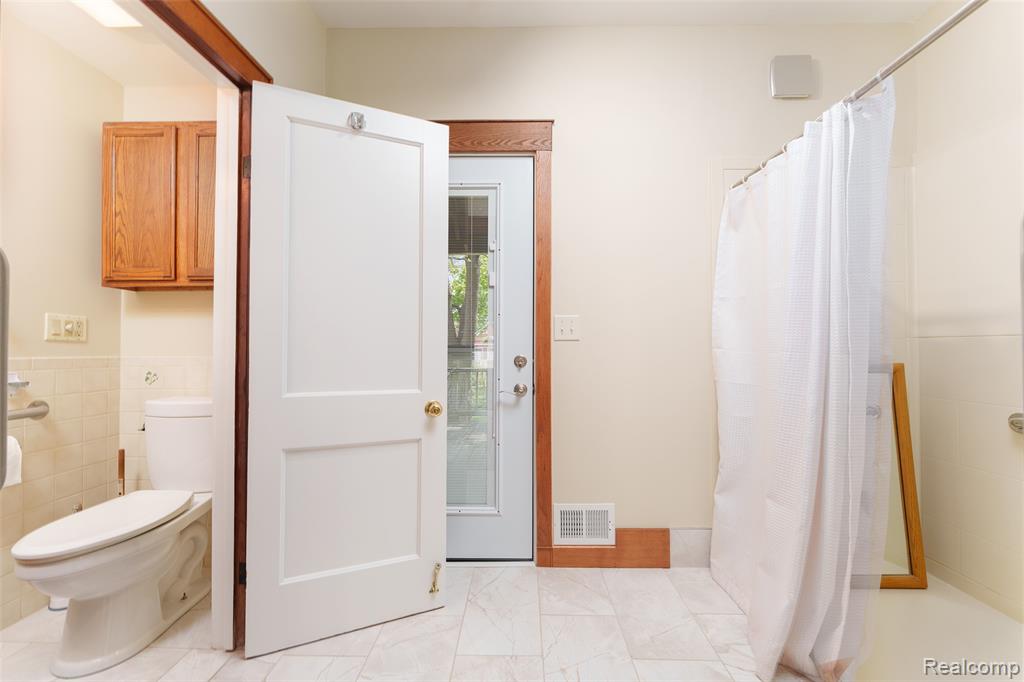 712 E Grand River Avenue, Fowlerville, MI 48836 — Photo 11