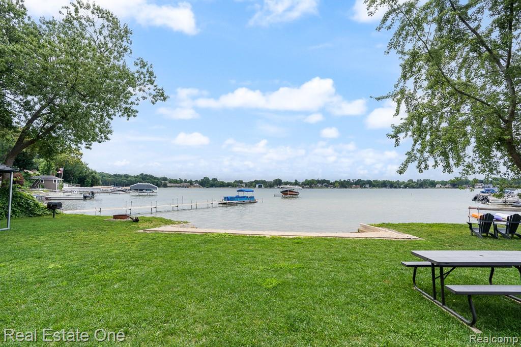 4196 Grayton Drive, Waterford, MI 48328 — Photo 3
