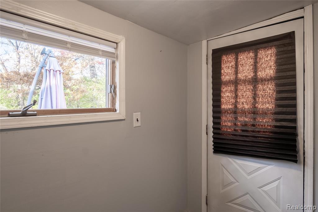 8370 Arlis Street, Commerce Twp, MI 48382 — Photo 17