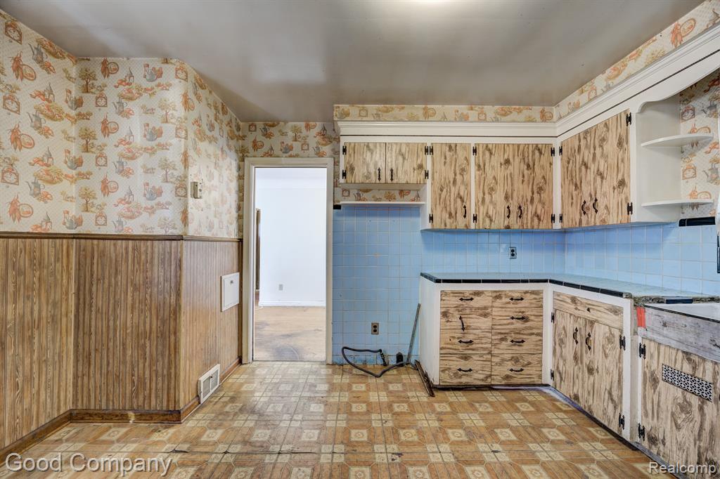 438 W MOREHOUSE Avenue, Hazel Park, MI 48030 — Photo 13