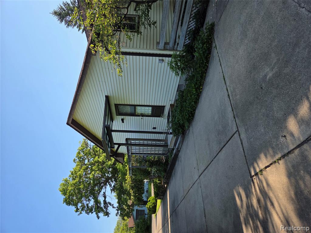 5685 S Aylesbury Drive, Waterford, MI 48327 — Photo 6