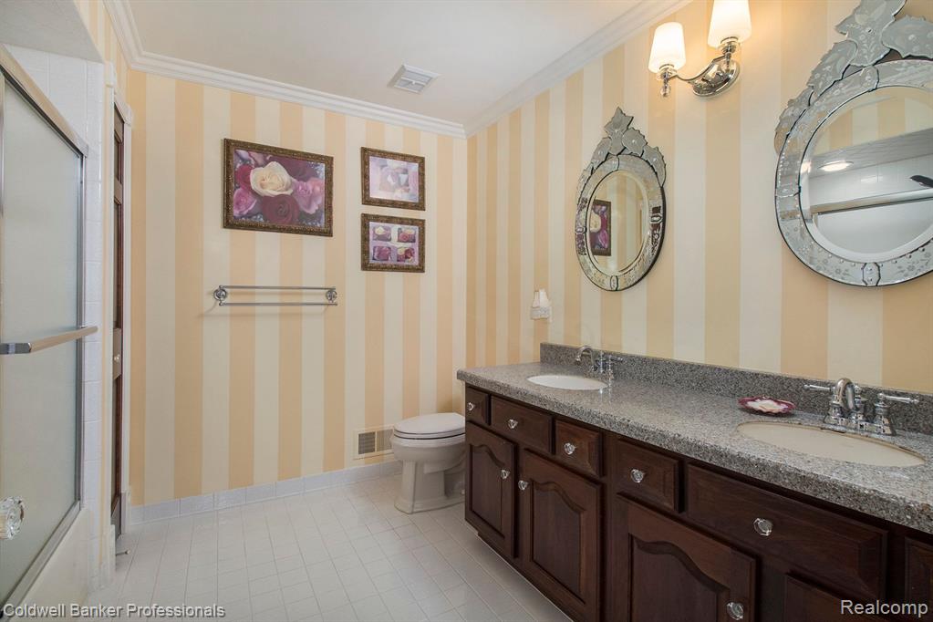 49148 Driftwood Dr, Shelby Twp, MI 48317 — Photo 18
