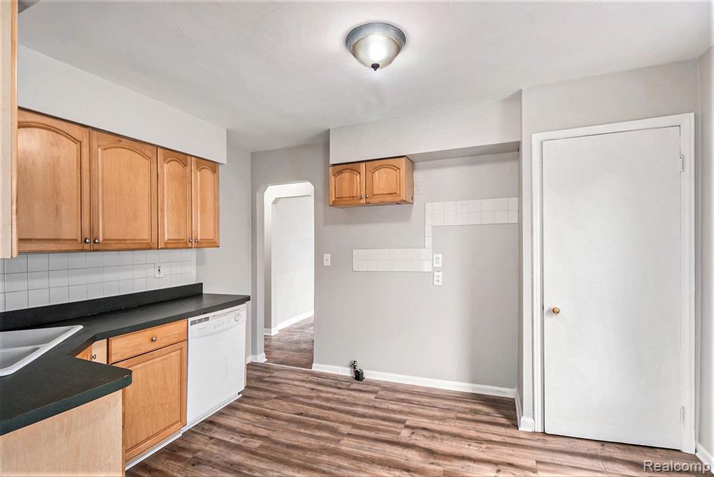 953 E BRICKLEY Avenue, Hazel Park, MI 48030 — Photo 5