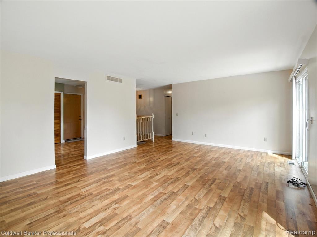 5728 Coach House Court, Waterford, MI 48327 — Photo 6