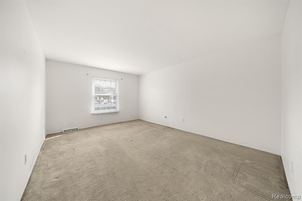27654 E Echo, 132, Farmington Hills, MI 48334 — Photo 12