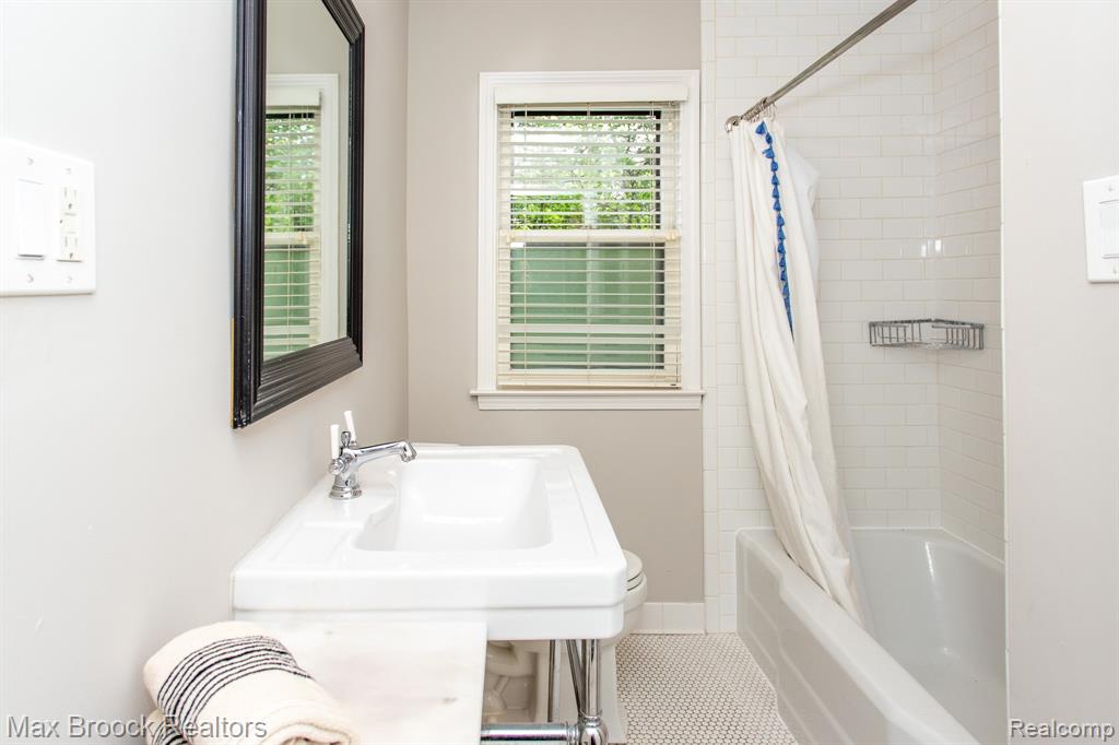 12769 Lasalle Lane, Huntington Woods, MI — Photo 27