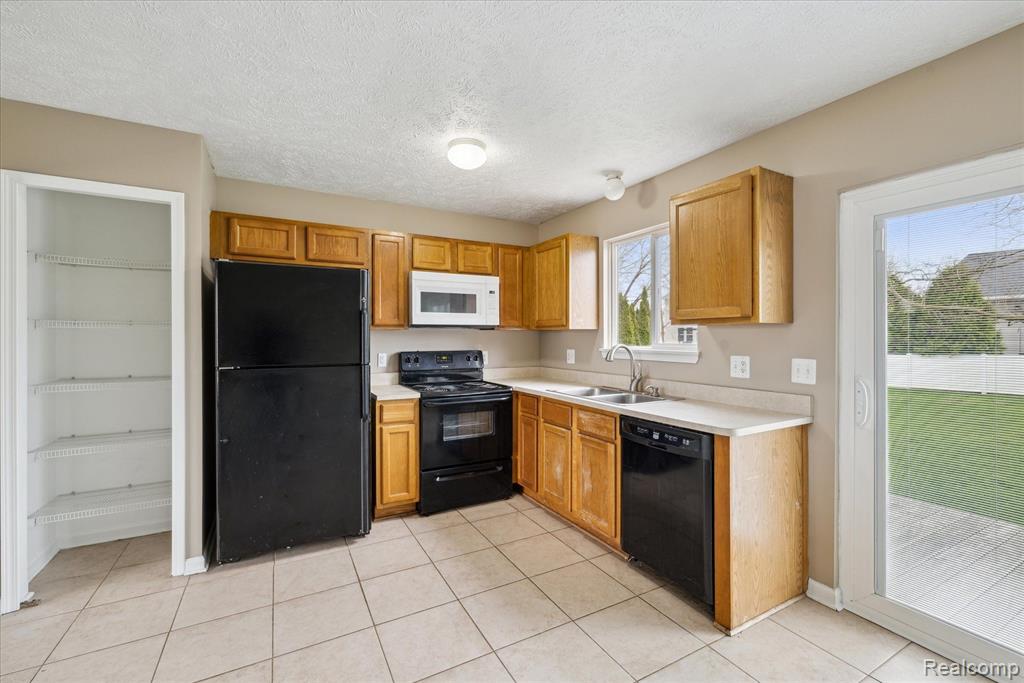 684 HAYSTACK Drive, Linden, MI 48451 — Photo 9