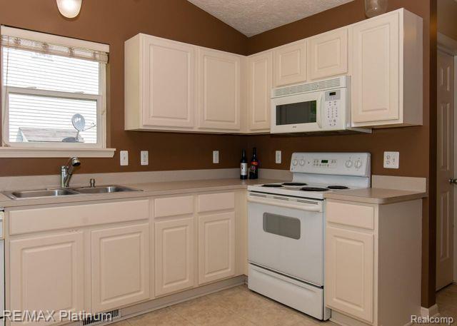 792 GLENLIVET Street, Howell, MI 48843 — Photo 8