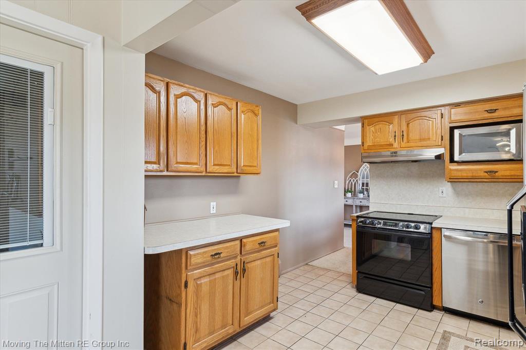 47853 N SHORE Drive, Van Buren, MI 48111 — Photo 16
