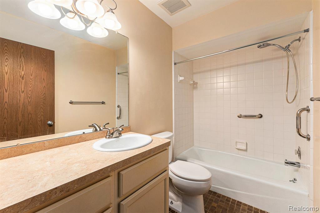 4659 Laurel Club Circle, 12, West Bloomfield, MI 48323 — Photo 17