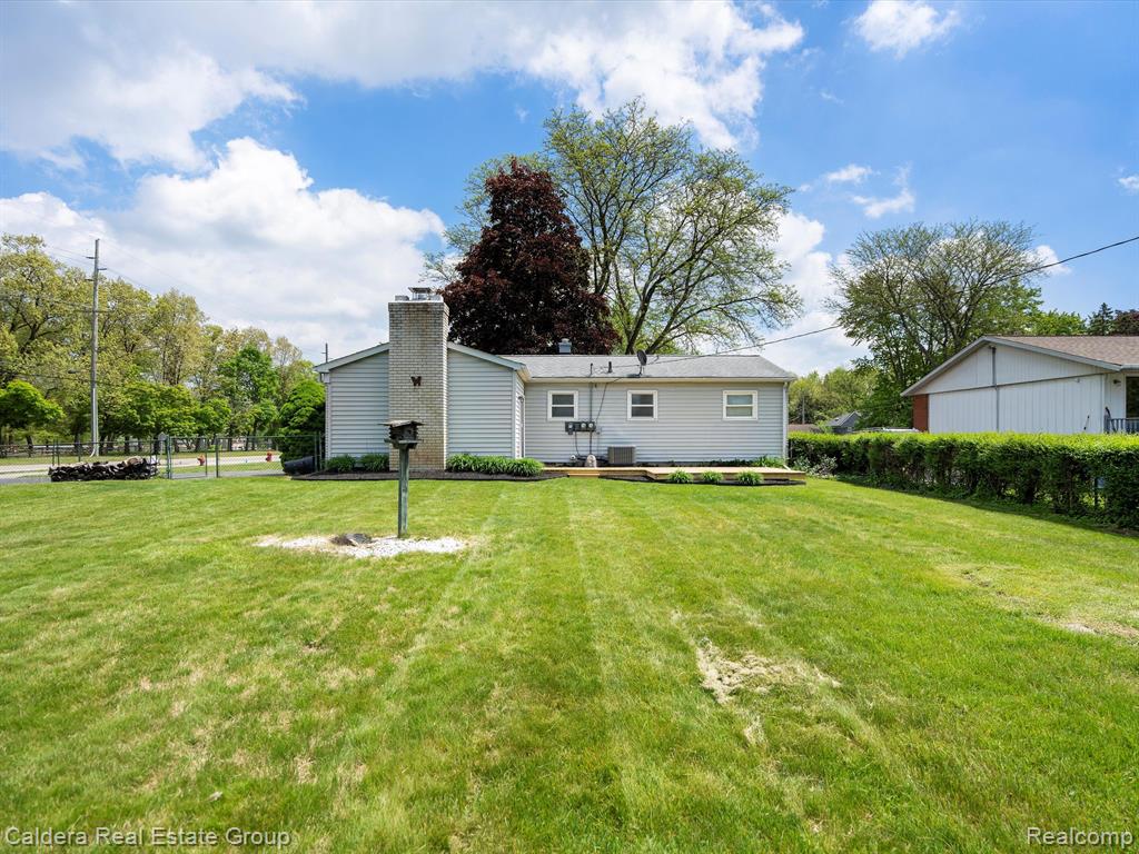 600 LOS ARBOLES Drive, Wolverine Lake, MI 48390 — Photo 24