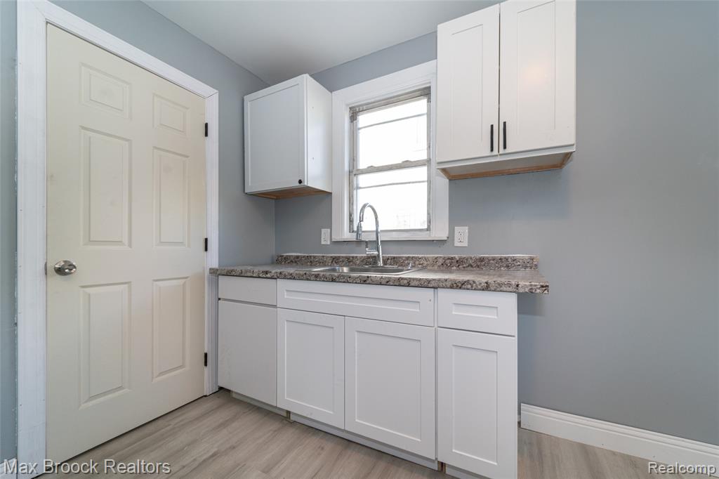 9327 Schaefer Highway, Detroit, MI 48228 — Photo 12