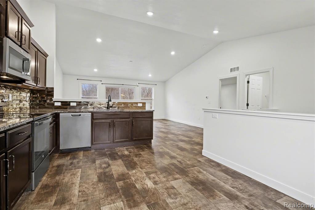 529 Swan River Drive, Benton Harbor, MI 49022 — Photo 14